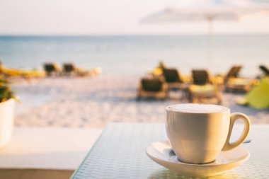 Bir fincan kahve gün batımında