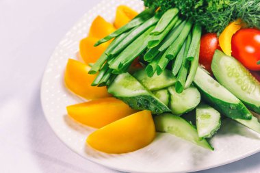 Masanın üzerine taze sebze ile plaka