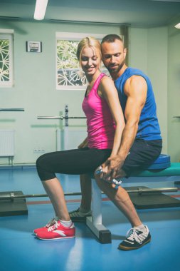 bir erkek ve bir kadın bir spor salonunda eğitim