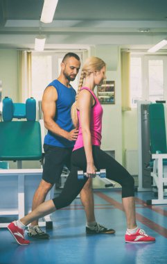 bir erkek ve bir kadın bir spor salonunda eğitim