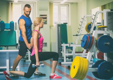 bir erkek ve bir kadın bir spor salonunda eğitim