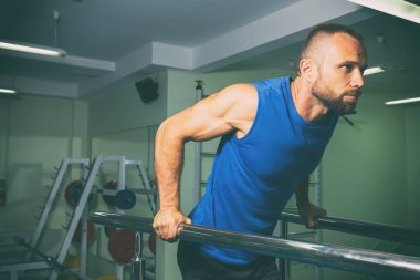 Spor salonundaki adam.