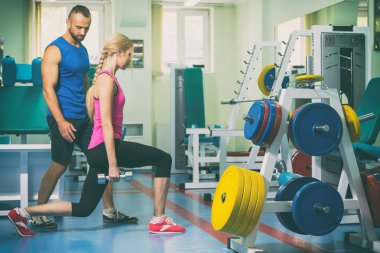 bir erkek ve bir kadın bir spor salonunda eğitim