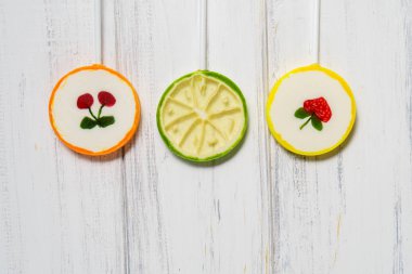 Ahşap arka plan üzerinde lolipop