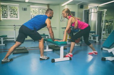 bir erkek ve bir kadın bir spor salonunda eğitim