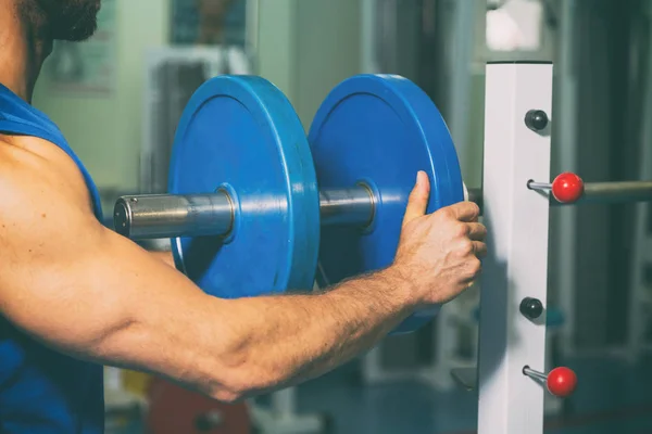 Proceso de entrenamiento de hombres en el gimnasio — Foto de Stock