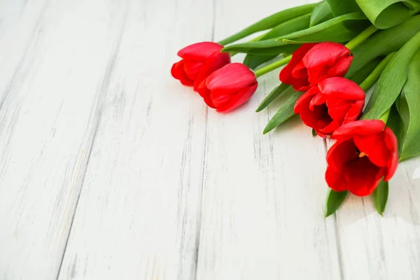 A tulipán a egy fából készült háttér — Stock Fotó