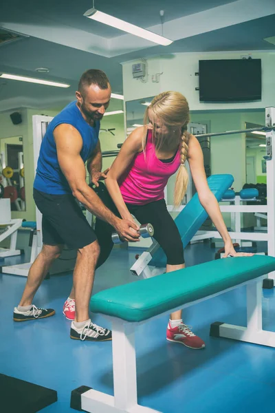 Un homme et une femme s'entraînent dans un gymnase — Photo