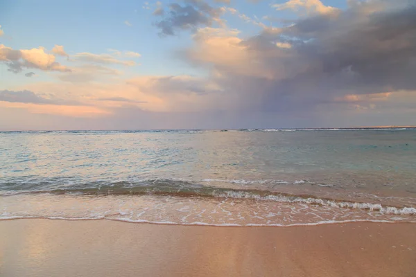 Hermoso mar azul. Belleza de la naturaleza . — Foto de Stock