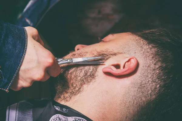 Чоловіча стрижка в перукарні — стокове фото