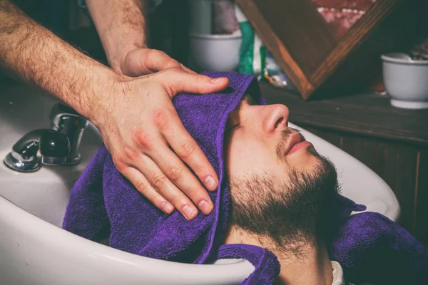 Taglio di capelli da uomo al Barbiere — Foto Stock