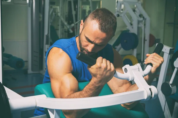 Mannen i gymmet — Stockfoto