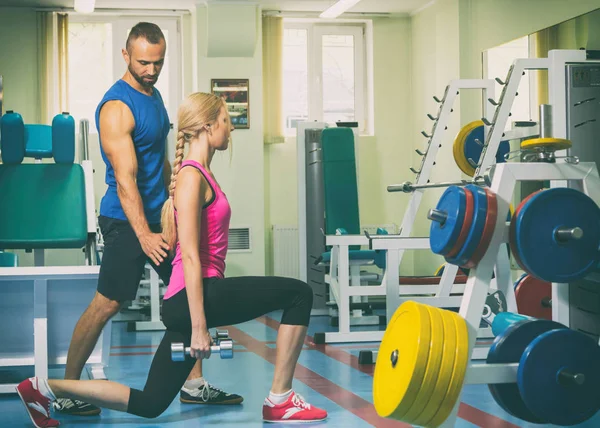 Um homem e uma mulher treinando em um ginásio — Fotografia de Stock