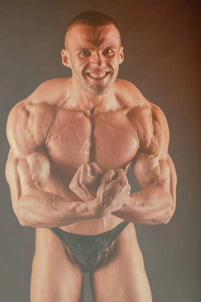 Μεγάλο bodybuilder σε σκούρο φόντο — Φωτογραφία Αρχείου