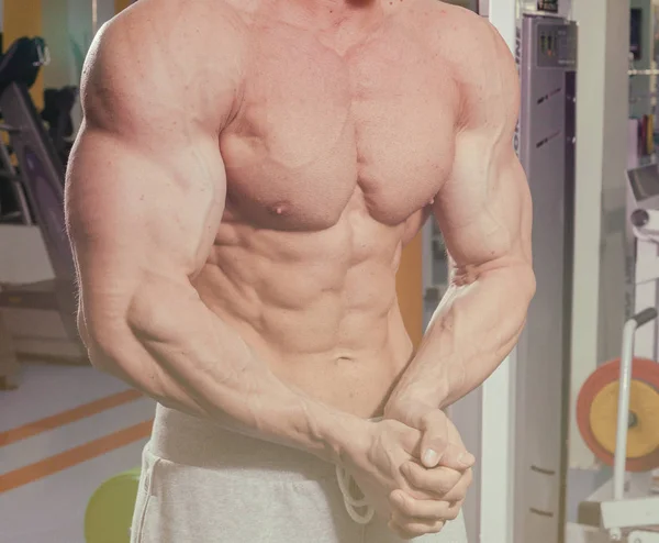 Egy ember, egy súlyzó gyakorolja a bicepsz — Stock Fotó