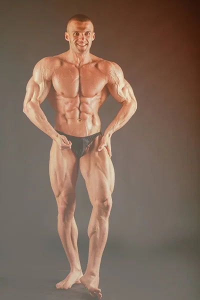 Grand bodybuilder sur un fond sombre — Photo