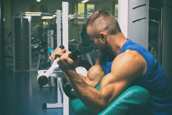 Der Mann im Fitnessstudio — Stockfoto