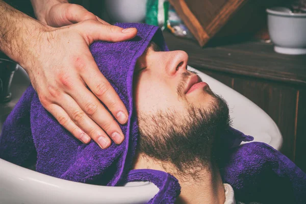 Taglio di capelli da uomo al Barbiere — Foto Stock