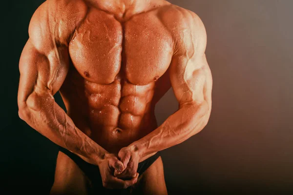 Großer Bodybuilder auf dunklem Hintergrund — Stockfoto