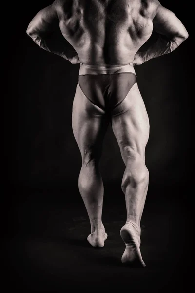 Bodybuilder σε σκούρο φόντο. — Φωτογραφία Αρχείου