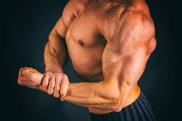 Sano muscolare giovane uomo — Foto Stock