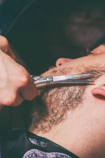 Taglio di capelli da uomo al Barbiere — Foto Stock