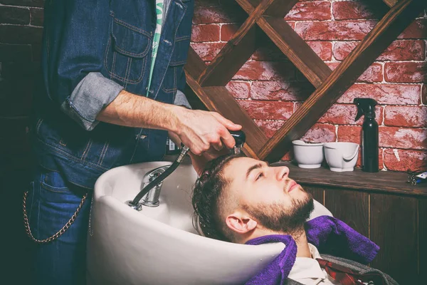 Corte de cabelo masculino na Barbearia — Fotografia de Stock