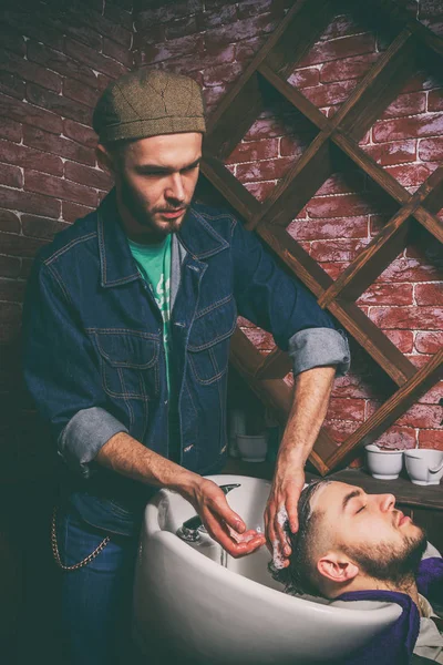 Strzyżenie męskie o fryzjera — Zdjęcie stockowe