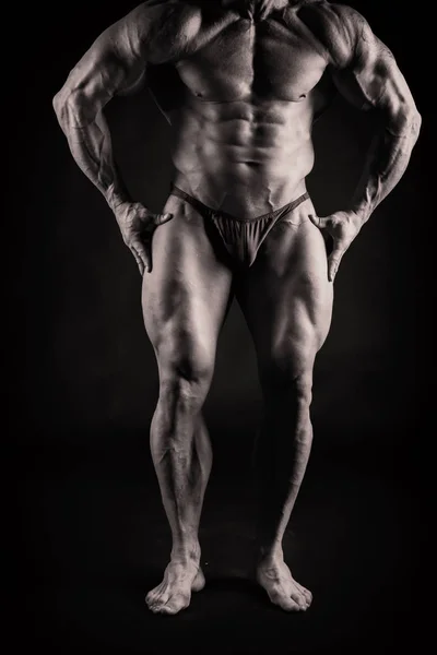 Bodybuilder sur fond sombre . — Photo