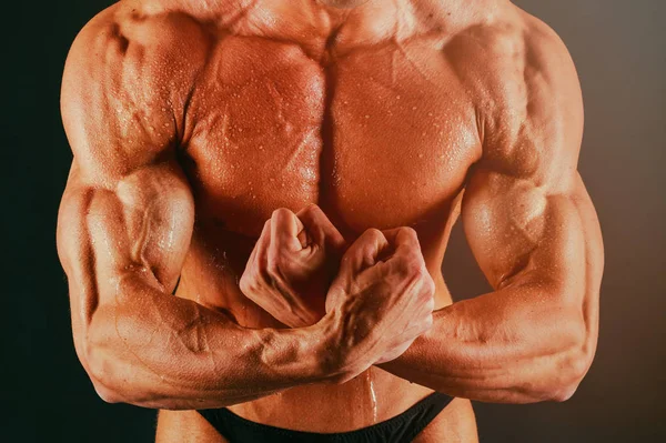 Stora bodybuilder på en mörk bakgrund — Stockfoto