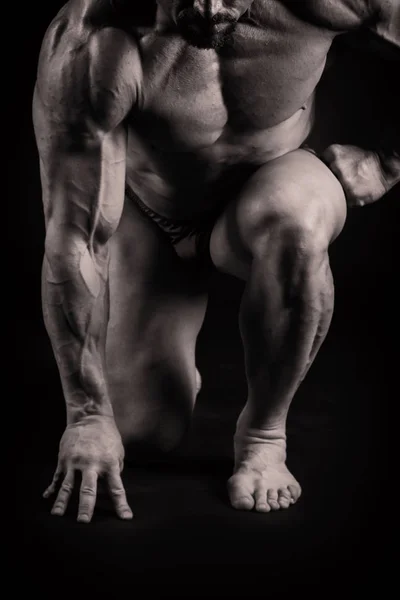 Bodybuilder sur fond sombre . — Photo