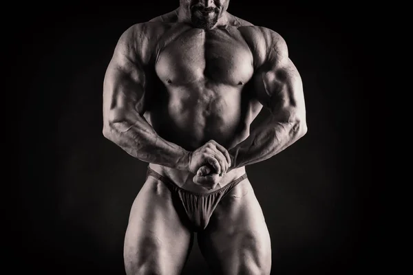 Bodybuilder auf dunklem Hintergrund. — Stockfoto