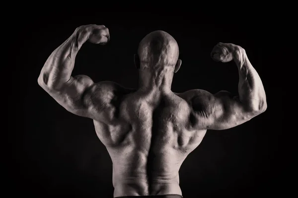 Bodybuilder sur fond sombre . — Photo