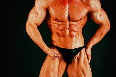 siyah arka plan üzerine çok kaslı atletik yakışıklı