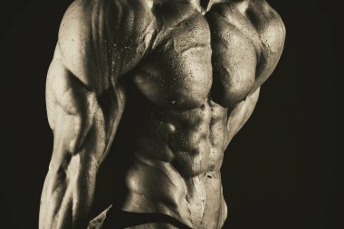 siyah arka plan üzerine çok kaslı atletik yakışıklı