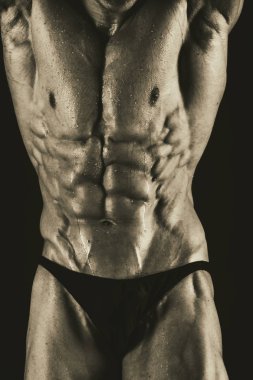 siyah arka plan üzerine çok kaslı atletik yakışıklı
