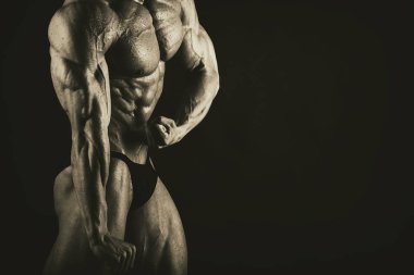 siyah arka plan üzerine çok kaslı atletik yakışıklı