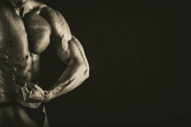 siyah arka plan üzerine çok kaslı atletik yakışıklı