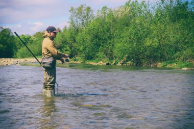Bir dağ nehir Balık tutma