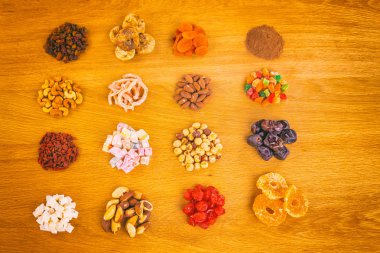 Çeşitli Kuruyemiş, yararlı ve lezzetli yemekler.