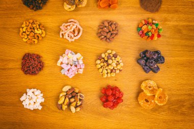 Çeşitli Kuruyemiş, yararlı ve lezzetli yemekler.