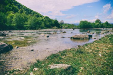 Dağlık güzel nehir