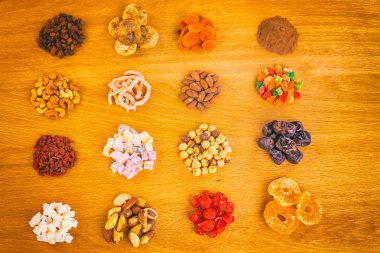 Çeşitli Kuruyemiş, yararlı ve lezzetli yemekler.