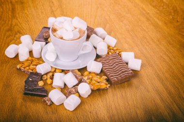 Çikolata ile fındık ve kakao marshmallows ile