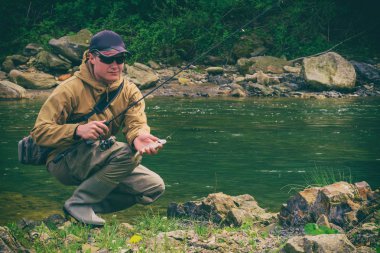 Dağ Nehri üzerinde alabalık yakalamak için.