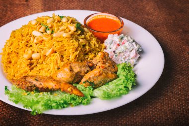 Beyaz bir tabak etli pilav.