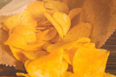 Gevşek patlamış mısır ve ahşap arka plan üzerinde 3d gözlük