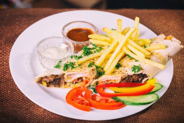 Beyaz tabakta patates kızartması..