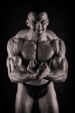 Gösterilen onun sırt ve pazı kas, kişisel fitnes vücut geliştirmeci