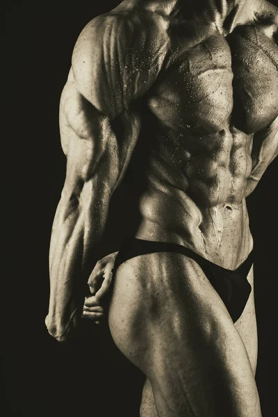 Molto muscoloso bello atletico uomo su sfondo nero — Foto Stock